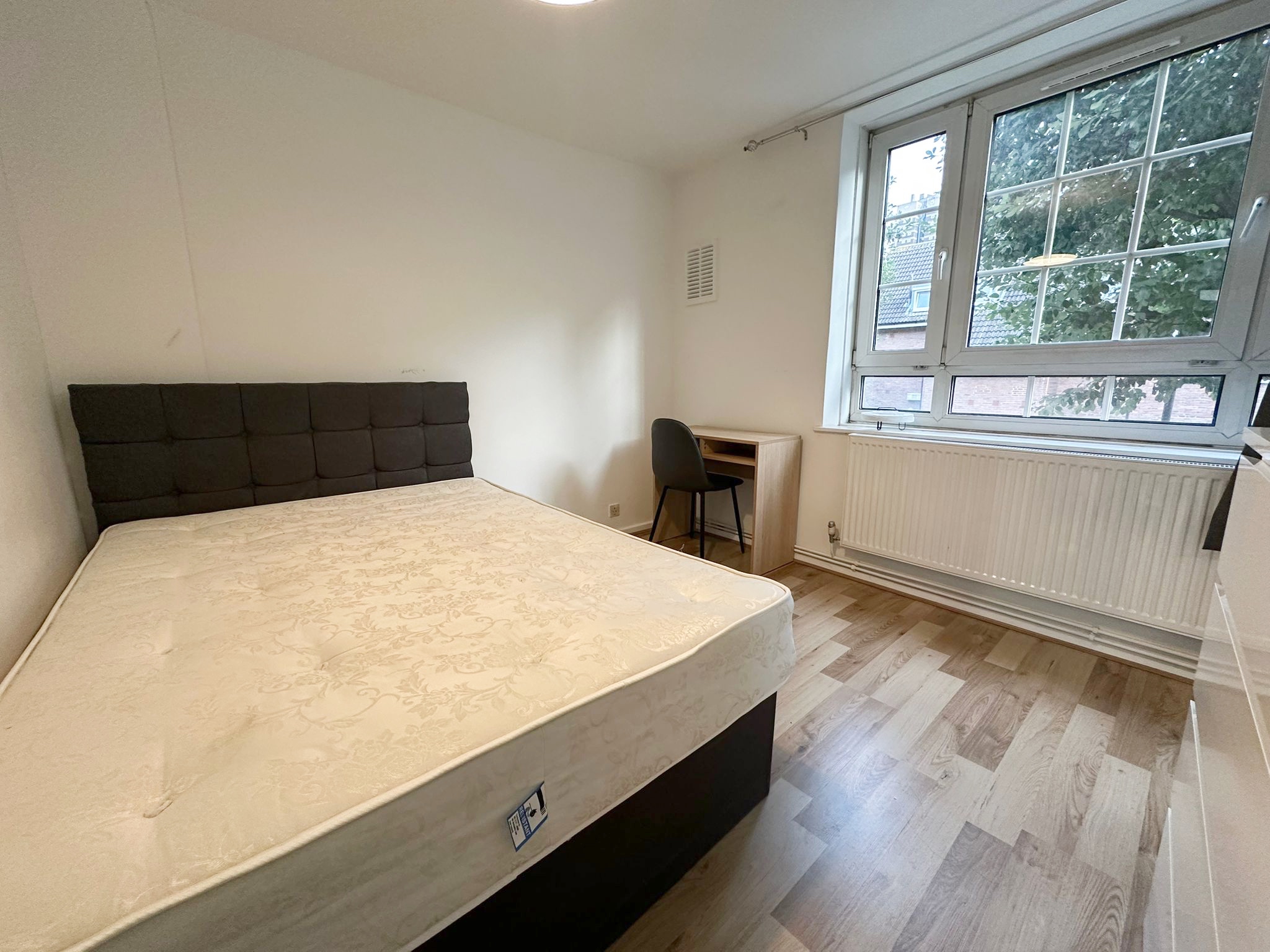 Large Bright Double Room in Zone 1!